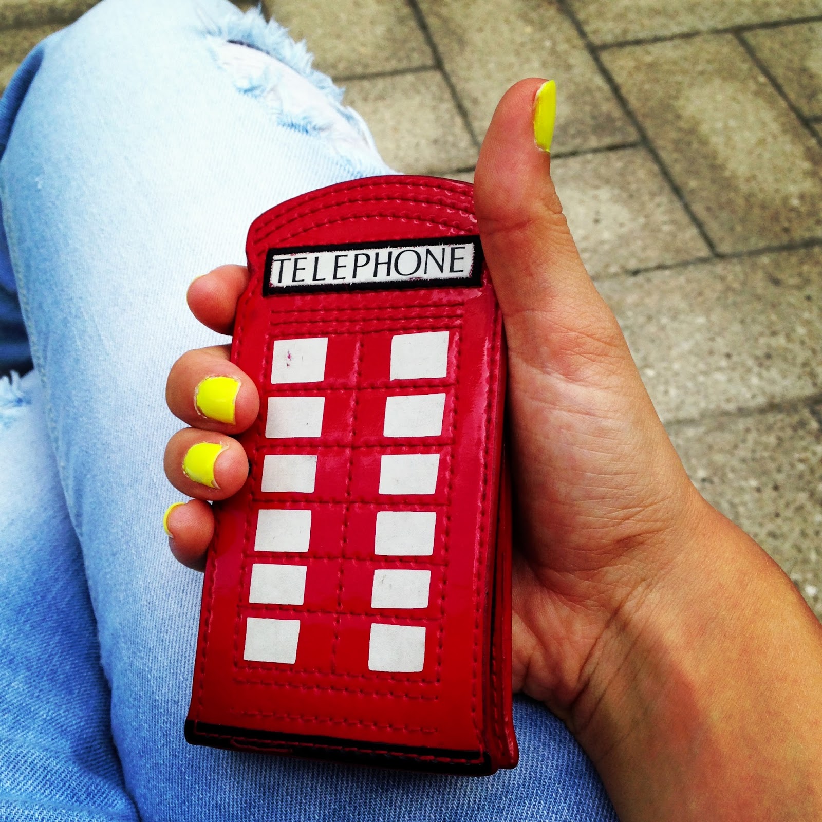 DAILY SCHMANKERL : Londons rote Telefonzelle als Handyhülle von Lulu Guinness